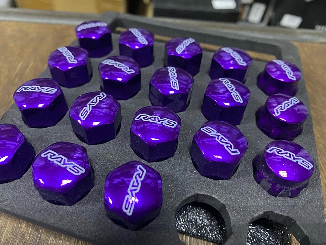 картинка Колесные гайки Rays style М12х1.5 высота-30 мм фиолетовые с секретками магазин  StreetTuning 