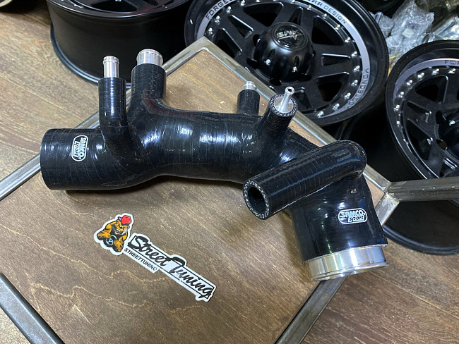 картинка Патрубок турбины Samco Sport для Subaru Impreza GC, Forester SF 3-4 ves черный магазин  StreetTuning 