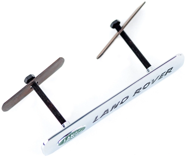 картинка Шильдик в решетку радиатора с логотипом "Land Rover" магазин  StreetTuning 