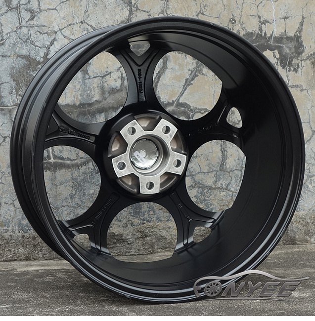 картинка Новые диски Alfa Romeo Giulia Quadrifoglio R19 5x110 ET35 J8,5 черный глянец с оттенком серого магазин  StreetTuning 