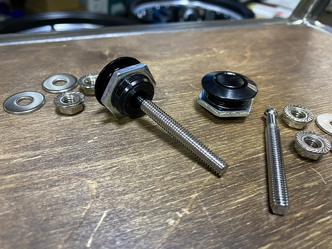 картинка Замки-защелки быстросъемные на бампер/капот, черные, 25 мм /54 мм магазин  StreetTuning 