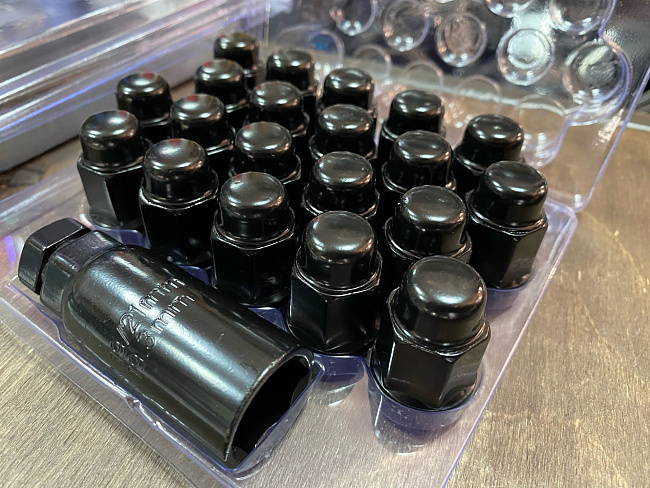 картинка Комплект гаек Starleks M12x1.25 высота 35 мм, черные - 20 шт магазин  StreetTuning 