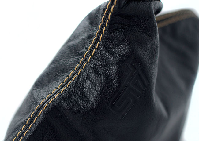 картинка Чехол на ручник Subaru STI, универсальный. Кожа, золотая строчка магазин  StreetTuning 