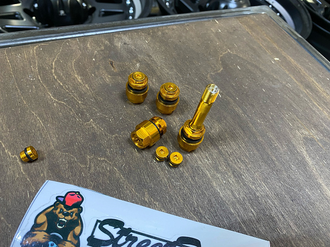 картинка Скрытые ниппели (вентили) для колес, к-т 4 шт, цвет золотой магазин  StreetTuning 