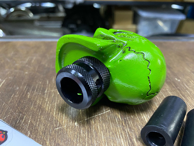 картинка Ручка КПП "Череп", цвет зеленый магазин  StreetTuning 