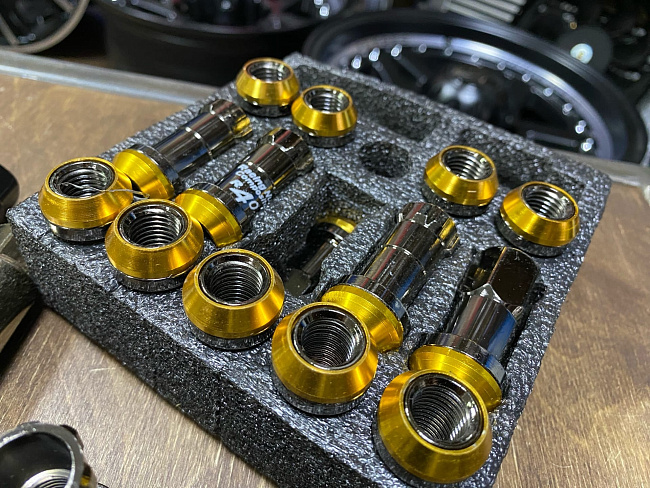 картинка Комплект гаек Kics Racing Composite R40 черные M12 x 1.5 магазин  StreetTuning 