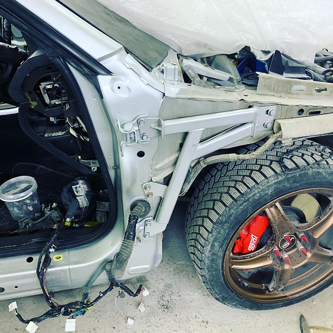 картинка Комплект усилителей (2 распорки) под передние крылья для Subaru Legacy BL,BP магазин  StreetTuning 