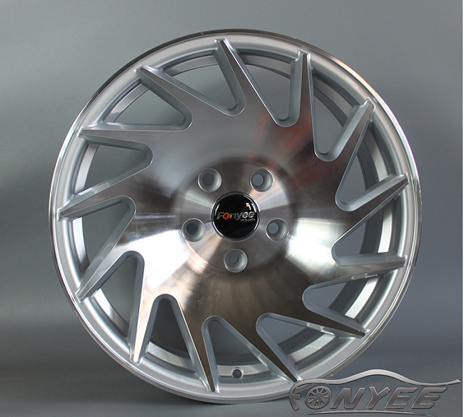 картинка Новые диски Vossen VLE1-R Replica R17 5X114,3 ET35 J8 серебро полированное магазин  StreetTuning 