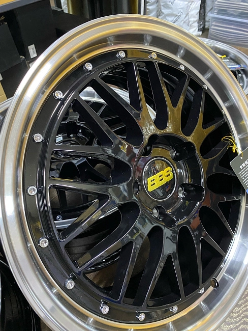 картинка Новые диски BBS LM R17 J7.5 ET38 5x114,3 черные с полировкой магазин  StreetTuning 