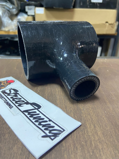 картинка Силиконовый патрубок 70 мм Т- образный (25 мм) магазин  StreetTuning 