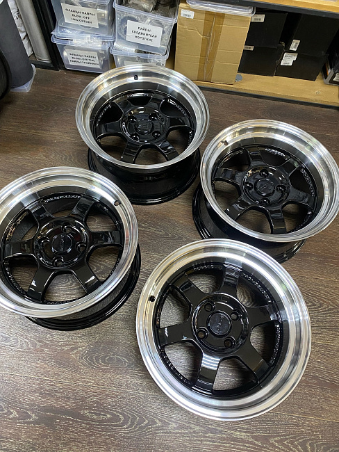 картинка Новые диски Rays TE37 R15 J8 ET15 4x100, черные магазин  StreetTuning 
