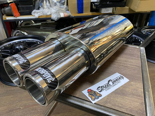 картинка Прямоточная банка Akrapovic, с двойным выходом. магазин  StreetTuning 