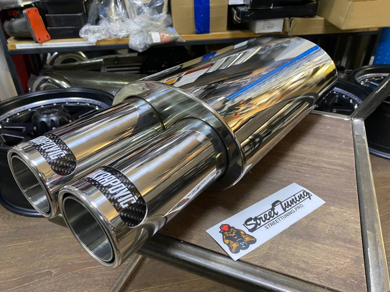 картинка Прямоточная банка Akrapovic, с двойным выходом. магазин  StreetTuning 