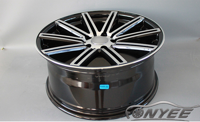 картинка Новые диски Vossen CV4 Replica R17 5X114,3 ET38 J8 черный глянец серебро магазин  StreetTuning 