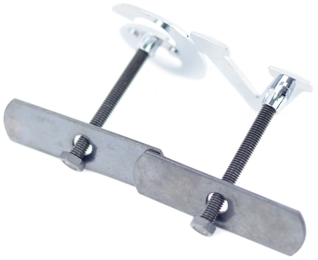 картинка Шильдик в решетку радиатора с логотипом "V6" магазин  StreetTuning 