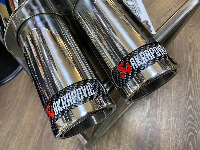 картинка Прямоточная банка Akrapovic, с двойным выходом. магазин  StreetTuning 