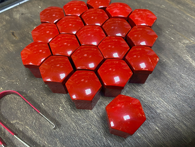 картинка Декоративные колпачки для колесных гаек и болтов под 17й ключ, красные магазин  StreetTuning 