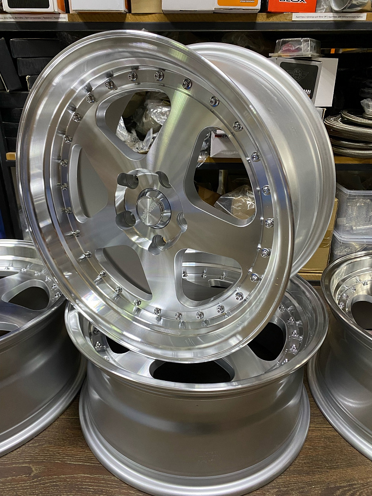 картинка Новые диски Rotiform R17 J8 ET30 5X114,3, серебро от магазина  StreetTuning