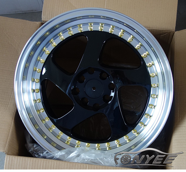 картинка Новые диски Rotiform TMB Flat R18 5х100/114,3 ET30 J8,5 черный глянец + золотистые болтики магазин  StreetTuning 