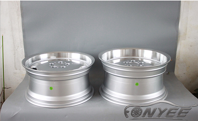 картинка Новые диски Mercedes AMG Monoblock R17 5X112 ET25 J9 серебро + полированная полка магазин  StreetTuning 