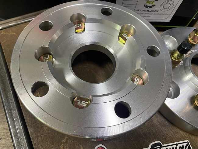 картинка Проставка переходная 27 мм 5x139.7-5x112, ЦО 98.5-57.1 шпилька 12x1.5 магазин  StreetTuning 