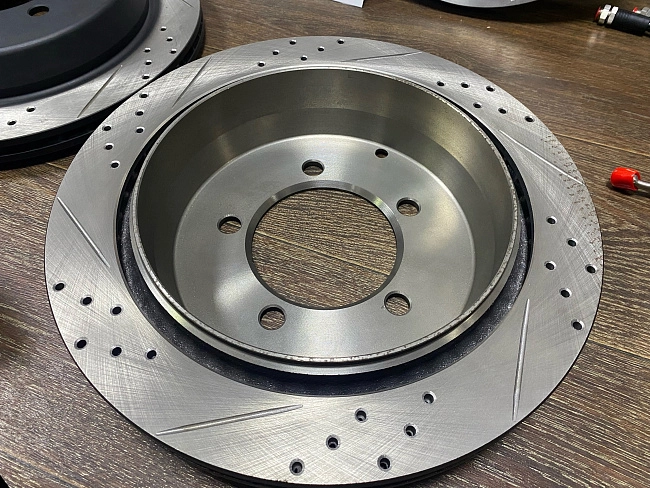 картинка Тормозная система StreetTuning для Toyota LC200, Lexus LX570 магазин  StreetTuning 