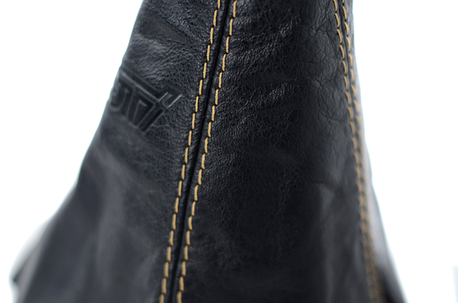 картинка Чехол на КПП Subaru STI, универсальный. Кожа, золотая строчка магазин  StreetTuning 