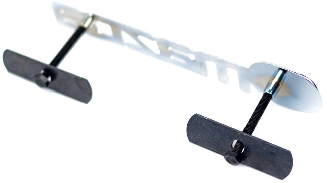 картинка Шильдик в решетку радиатора с логотипом "Mazda" магазин  StreetTuning 