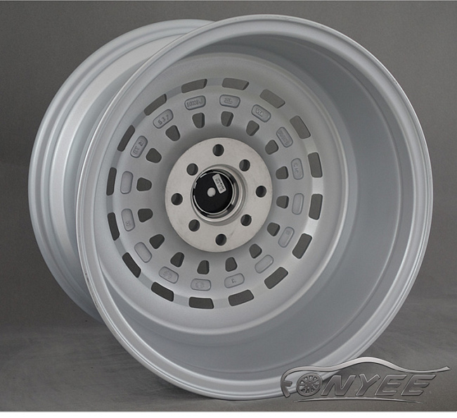 картинка Новые диски ESM 015 R16 5x114,3 ET20 J8 серебро + черные болтики магазин  StreetTuning 