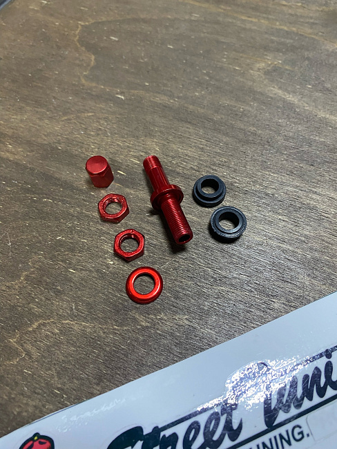 картинка Ниппель (вентиль) для бескамерной шины разборный, красный, H-51 мм магазин  StreetTuning 