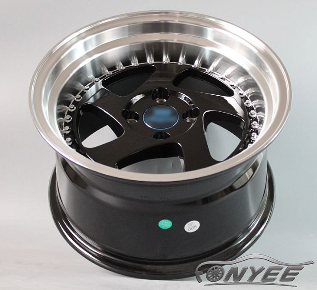 картинка Новые диски Rotiform TMB Flat R15 4х100 ET30 J7 черный глянец + серебристые болтики магазин  StreetTuning 