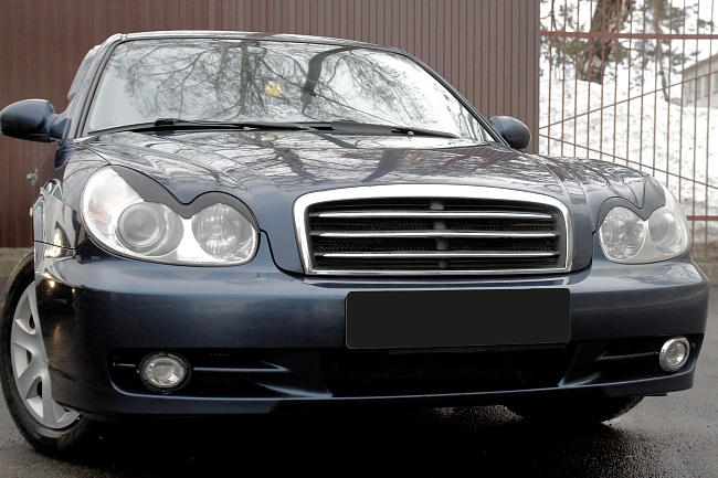 картинка Hyundai Sonata 2002–2009 Накладки на передние фары (реснички) компл.-2 шт. магазин  StreetTuning 