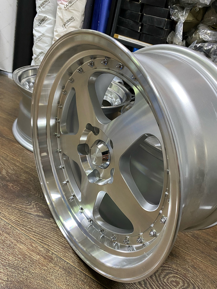 картинка Новые диски Rotiform R17 J8 ET30 5X114,3, серебро от магазина  StreetTuning