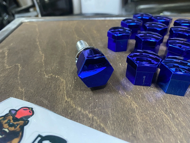 картинка Декоративные колпачки для колесных гаек и болтов под 17 й ключ, темно синие магазин  StreetTuning 