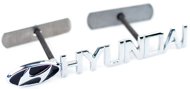 картинка Шильдик в решетку радиатора с логотипом "Hyundai" магазин  StreetTuning 