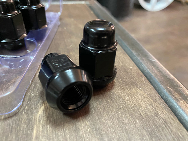 картинка Комплект гаек Starleks M12x1.25 высота 35 мм, черные - 20 шт магазин  StreetTuning 