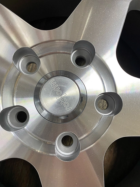 картинка Новые диски Rotiform R17 J8 ET30 5X114,3, серебро магазин  StreetTuning 