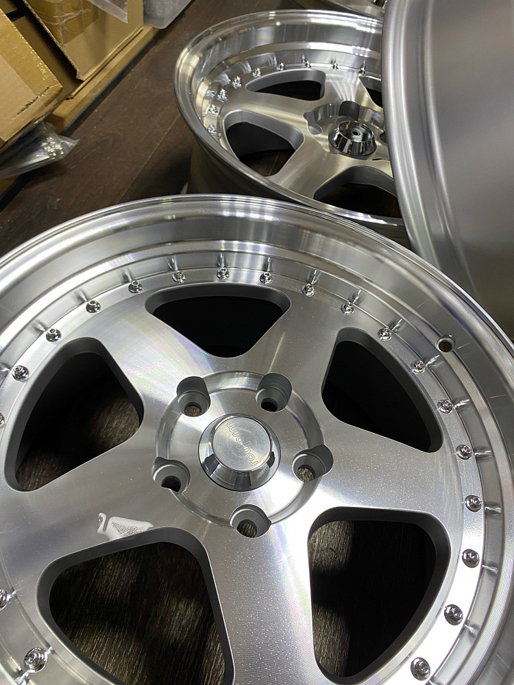 картинка Новые диски Rotiform R17 J8 ET30 5X114,3, серебро от магазина  StreetTuning