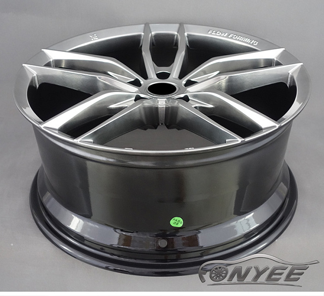 картинка Новые диски KE Flow Forming модель 4 R18 5X108 ET42 J8 черный + серебро магазин  StreetTuning 