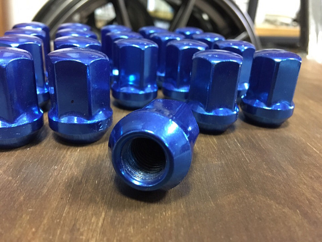 картинка Комплект гаек Starleks M12x1.5 высота 32 мм, синие магазин  StreetTuning 