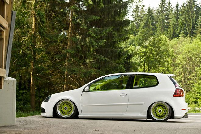 картинка Новые диски BBS RS R17 4X100/4X114,3 ET20 J10 зеленый глянец + золотистые болтики магазин  StreetTuning 