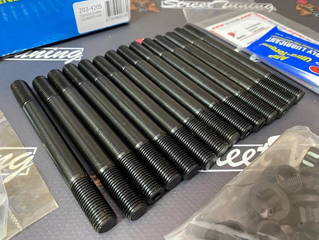 картинка ARP шпильки ГБЦ 203-4205 для Toyota Supra MKIV 2JZGTE 2JZGE 1JZGTE магазин  StreetTuning 