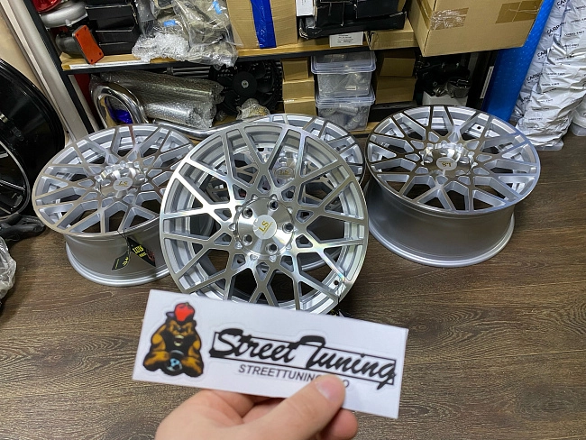 картинка Новые диски Rotiform BLQ Replika R18 J8.5 ET40 5X112, серебро магазин  StreetTuning 