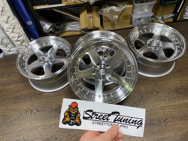 картинка Новые диски Rotiform R17 J8 ET30 5X114,3, серебро магазин  StreetTuning 