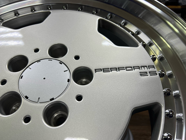 картинка Новые диски Performa 25 разноширокие R17 J8/J9,5 ET25 5X112 серебро магазин  StreetTuning 