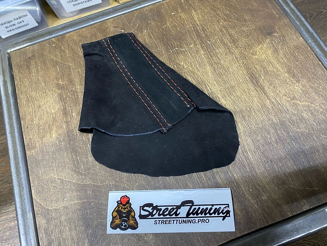 картинка Чехол на ручник для  Toyota MARKII 90 TRD , замша, красная строчка магазин  StreetTuning 