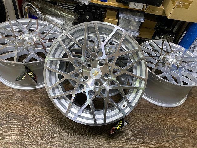 картинка Новые диски Rotiform BLQ Replika R18 J8.5 ET40 5X112, серебро магазин  StreetTuning 