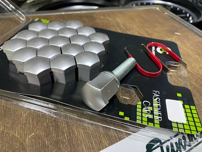 картинка Декоративные колпачки для колесных гаек и болтов под 21й ключ, серые матовые магазин  StreetTuning 