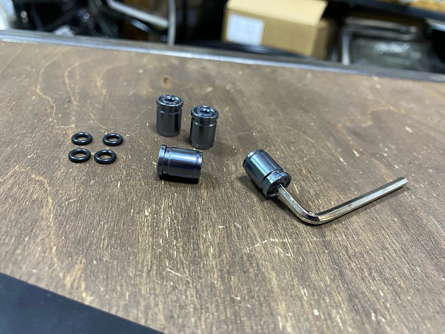 картинка Колпачки на ниппеля, под 6-гранник, цвет серый магазин  StreetTuning 