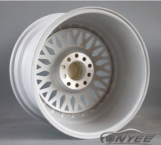 картинка Новые диски BBS RS R15 4X100/4X114,3 ET15 J8 белый глянец + золотистые болтики магазин  StreetTuning 